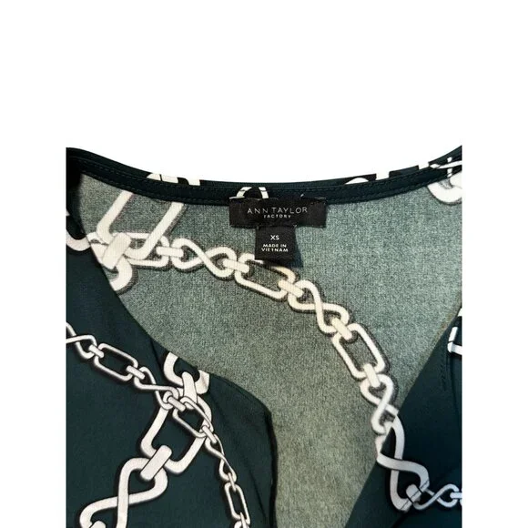 Ann Taylor Elegant Top XS Green White Chain Luxury Print Blouse Short Sleeve - Picture 6 of 11